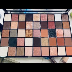 Makeup Revolution Maxi Reloaded Eyeshadow Palette